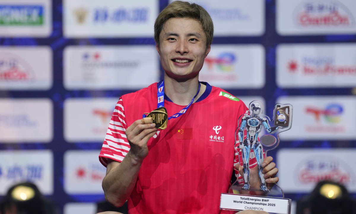 Shi Yu Qi nhận cup
