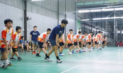 Cách chọn giày cầu lông trẻ em phù hợp theo từng độ tuổi