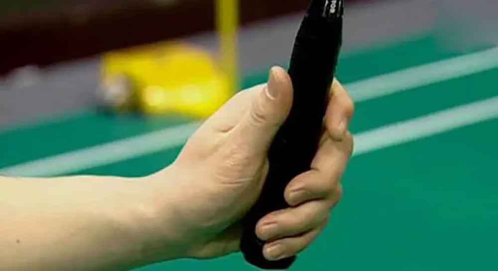 Kiểu cầm trái tay chủ động – Backhand Thumb Grip