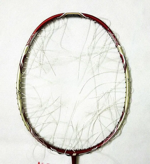 Lưới vợt đứt do sử dụng lâu ngày