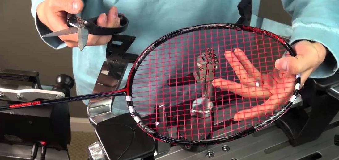 Cắt lưới vợt cầu lông