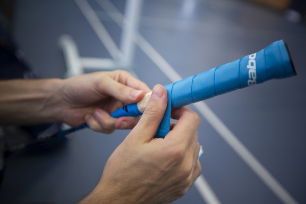 Tiến hành quấn cán vợt cầu lông theo đường chéo