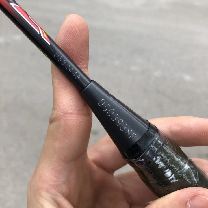 Cách check mã vợt cầu lông bằng cách xem mã code được khắc trên mũ chụp vợt