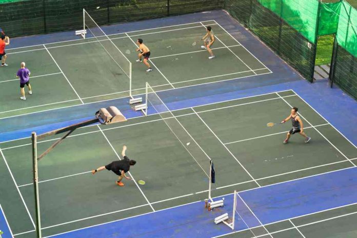 Bảng so sánh sự khác biệt giữa diện tích sân cầu lông đánh đơn và đánh đôi