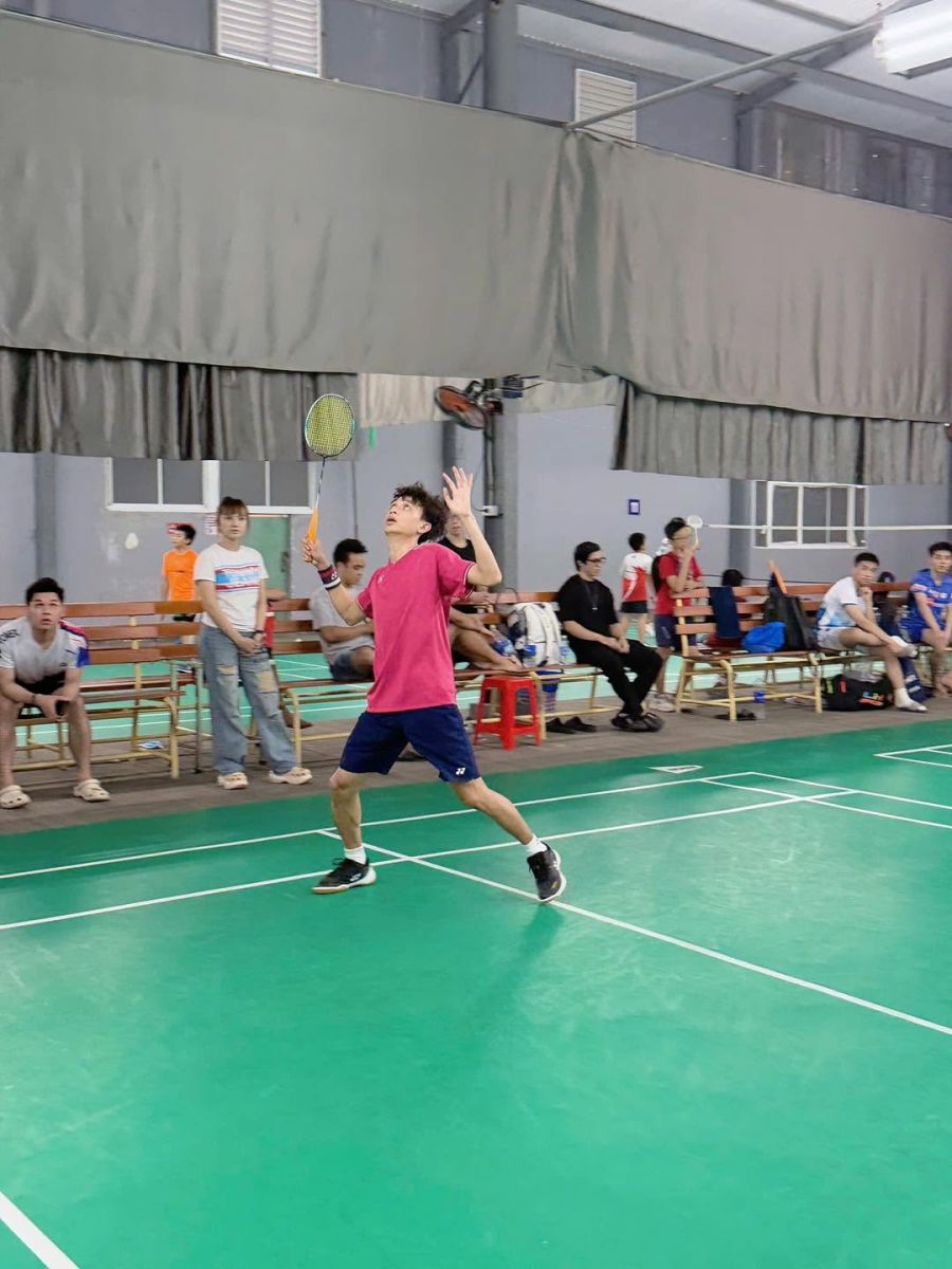 Không gian rộng, bố trí quạt và ghế ngồi tiện lợi tại sân cầu lông Bảo Hà