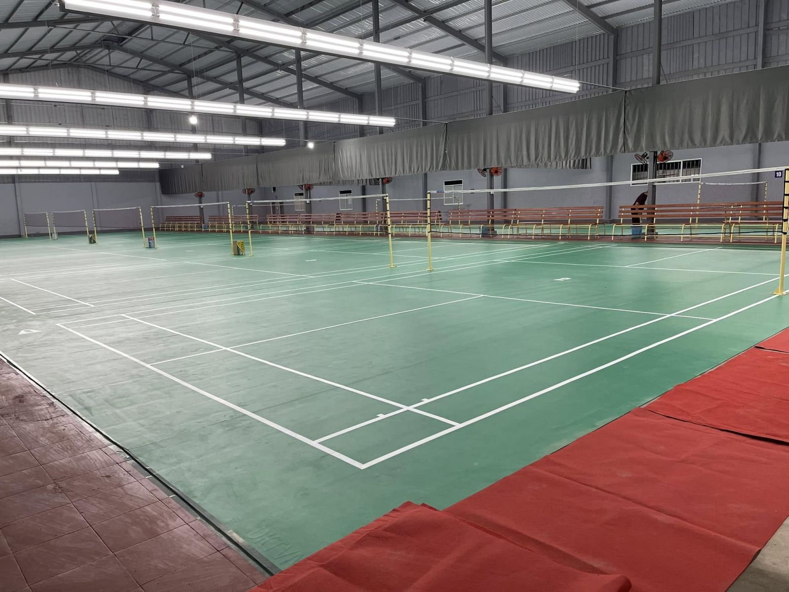 Hệ thống ánh sáng ổn định, không gây chói mắt tại sân cầu lông Bảo Hà
