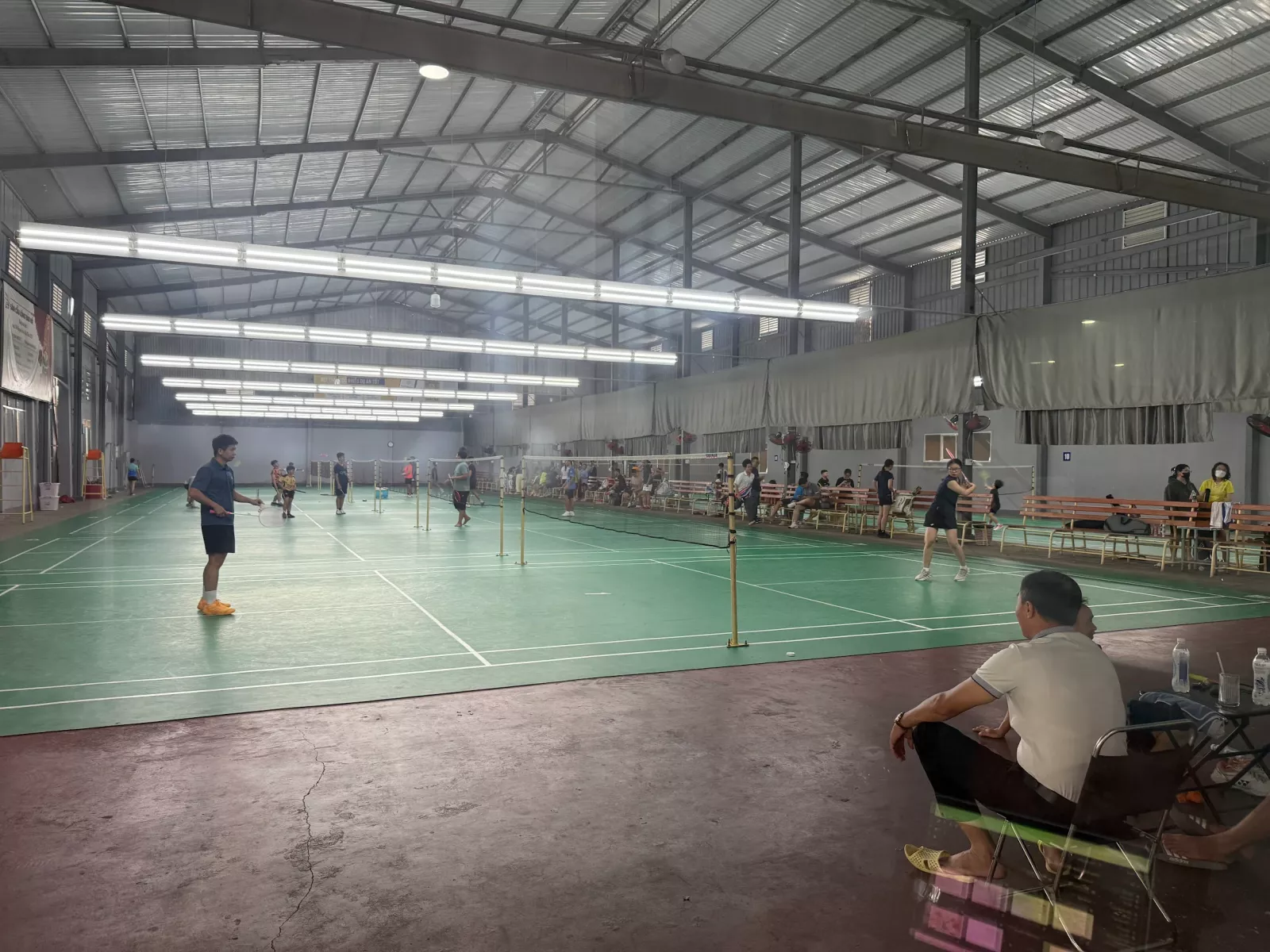 Không gian rộng, bố trí quạt và ghế ngồi tiện lợi tại sân cầu lông Bảo Hà