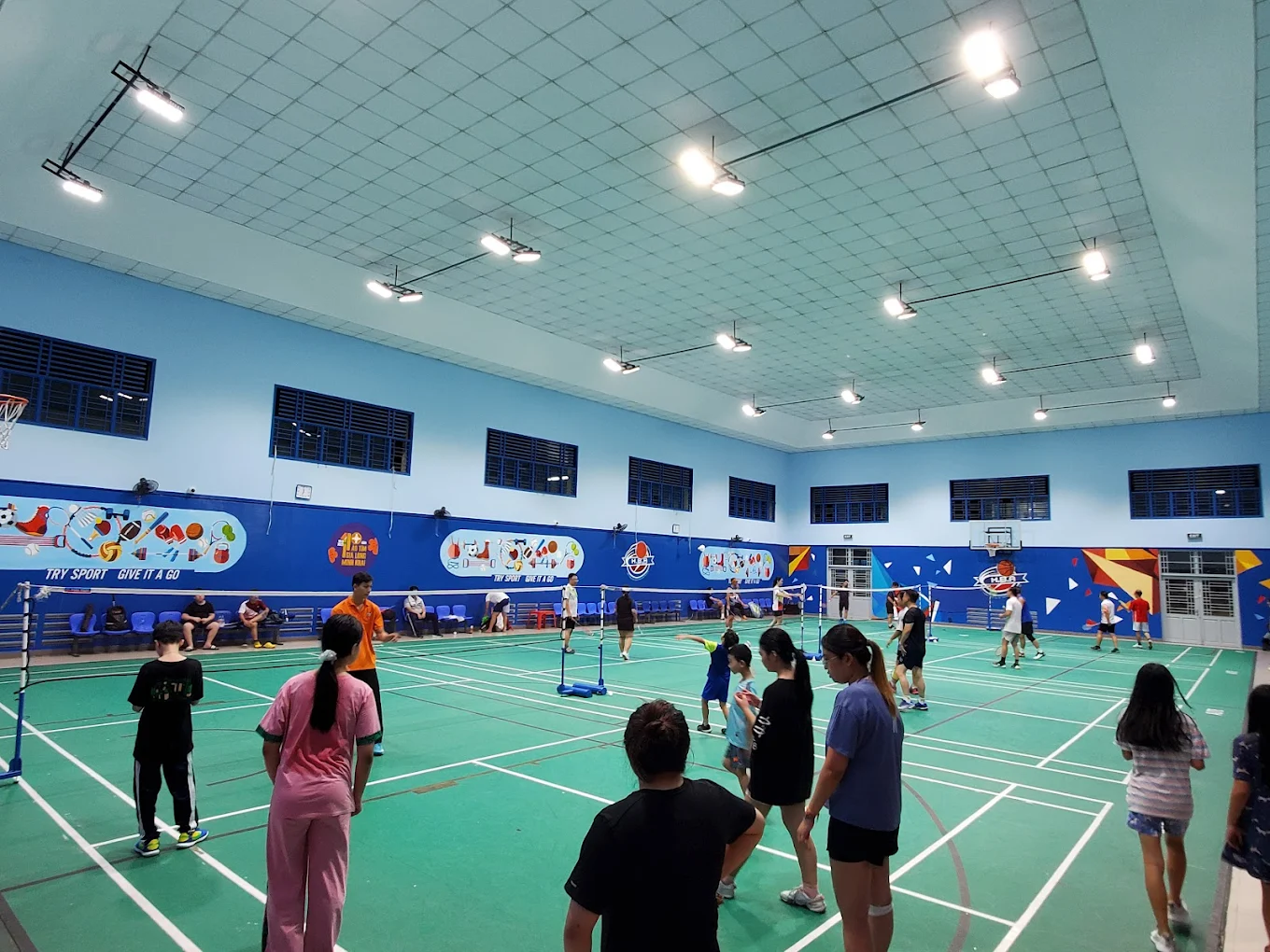 Sân cầu lông HBA - trường Nguyễn Thị Minh Khai